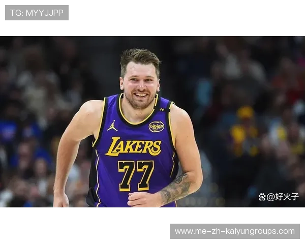 东契奇突破造犯规，湖人末节掌控比赛节奏